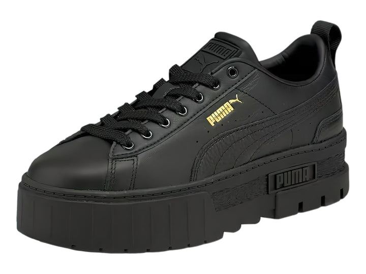 Tenis PUMA Mayze Classic color negro con suela de plataforma gruesa y acabado mate.