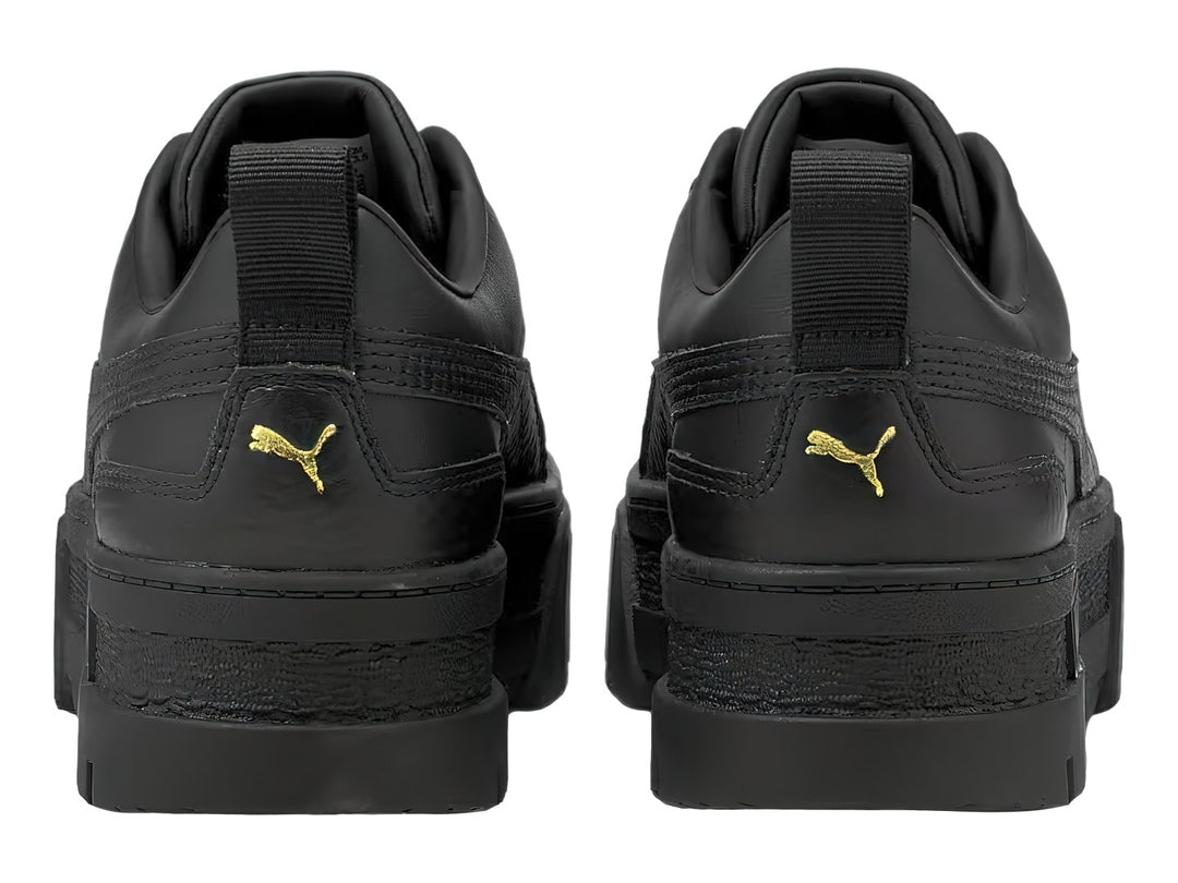 Tenis PUMA Mayze Classic color negro con suela de plataforma gruesa y acabado mate.