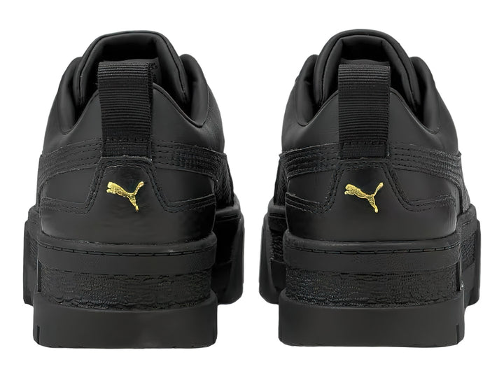 Tenis PUMA Mayze Classic color negro con suela de plataforma gruesa y acabado mate.