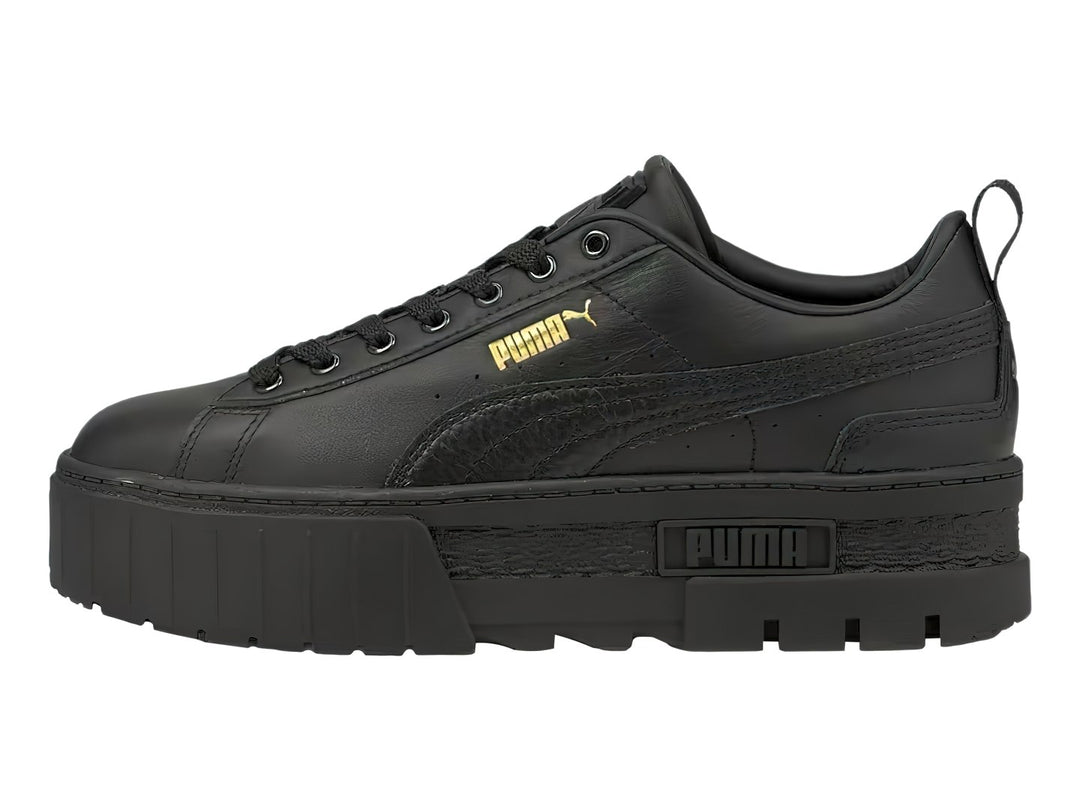 Tenis PUMA Mayze Classic color negro con suela de plataforma gruesa y acabado mate.