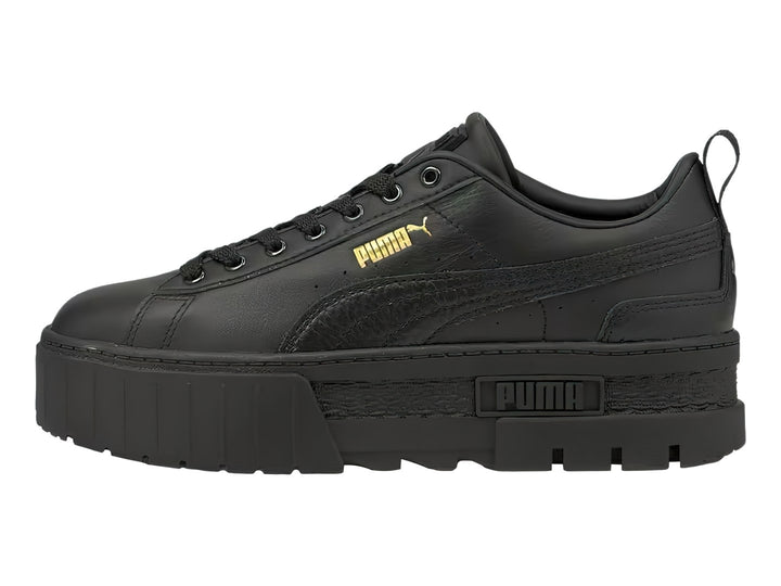 Tenis PUMA Mayze Classic color negro con suela de plataforma gruesa y acabado mate.