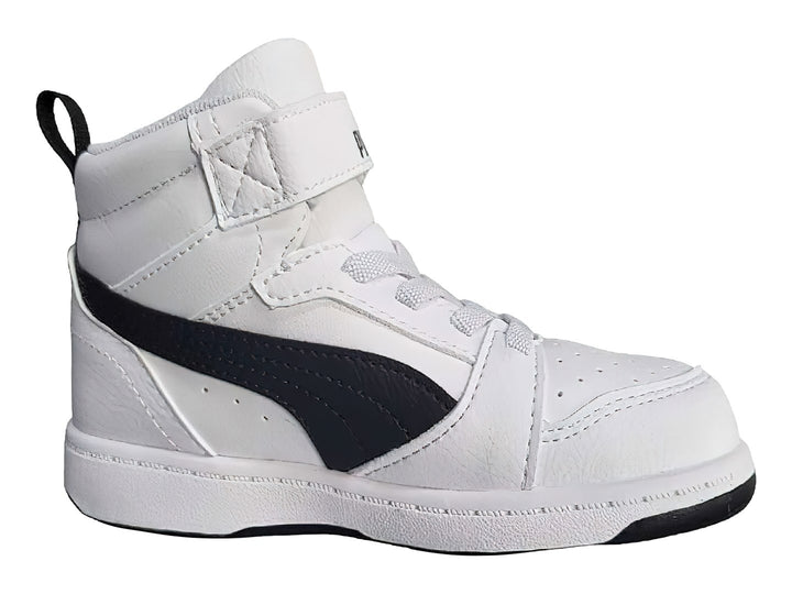 Tenis PUMA Rebound V6 Mid AC+ INF en color blanco con franja negra lateral y cierre de velcro.