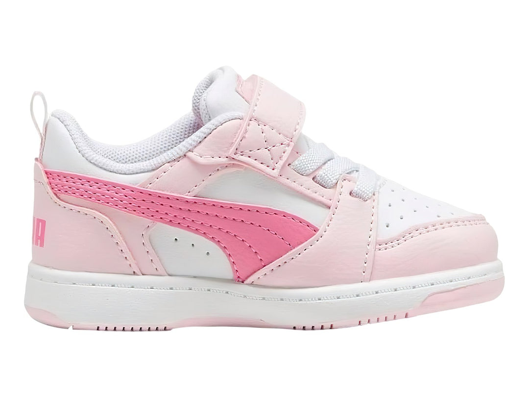 Tenis PUMA infantiles color rosa y blanco con cierre de velcro y suela blanca.
