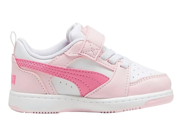 Tenis PUMA infantiles color rosa y blanco con cierre de velcro y suela blanca.