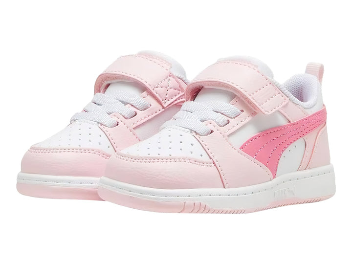Tenis PUMA infantiles color rosa y blanco con cierre de velcro y suela blanca.