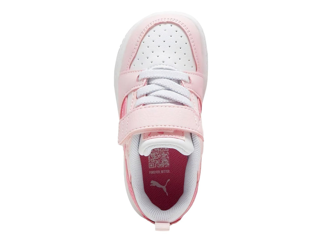 Tenis PUMA infantiles color rosa y blanco con cierre de velcro y suela blanca.