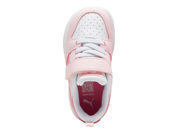 Tenis PUMA infantiles color rosa y blanco con cierre de velcro y suela blanca.
