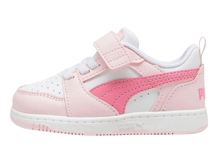 Tenis PUMA infantiles color rosa y blanco con cierre de velcro y suela blanca.