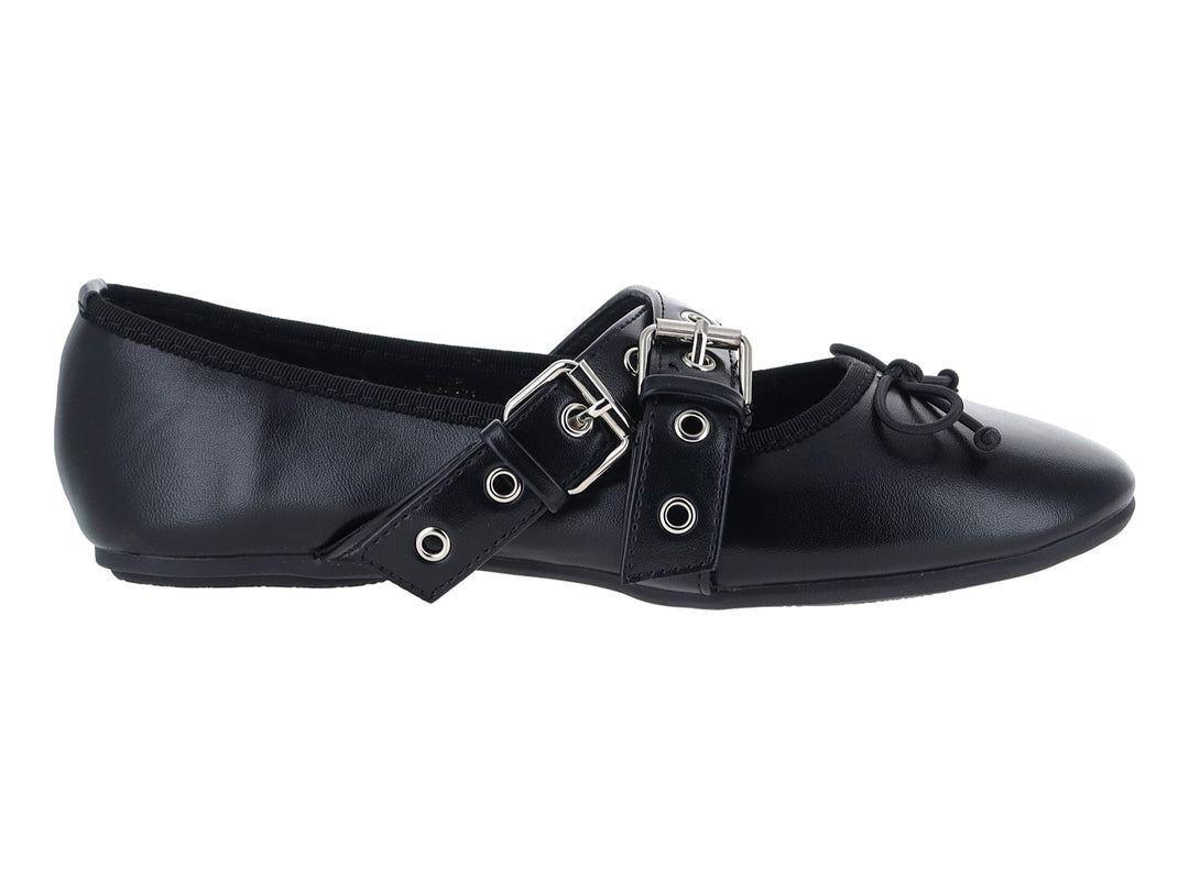 Zapato plano negro con doble hebilla plateada y moño decorativo en la punta.