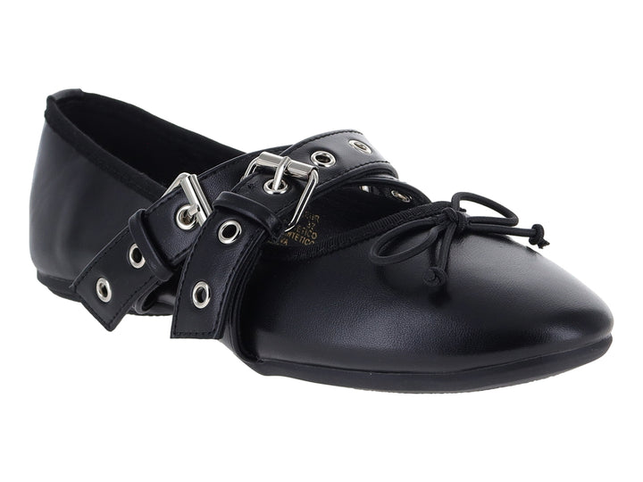 Zapato plano negro con doble hebilla plateada y moño decorativo en la punta.