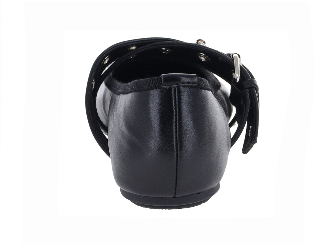 Zapato plano negro con doble hebilla plateada y moño decorativo en la punta.