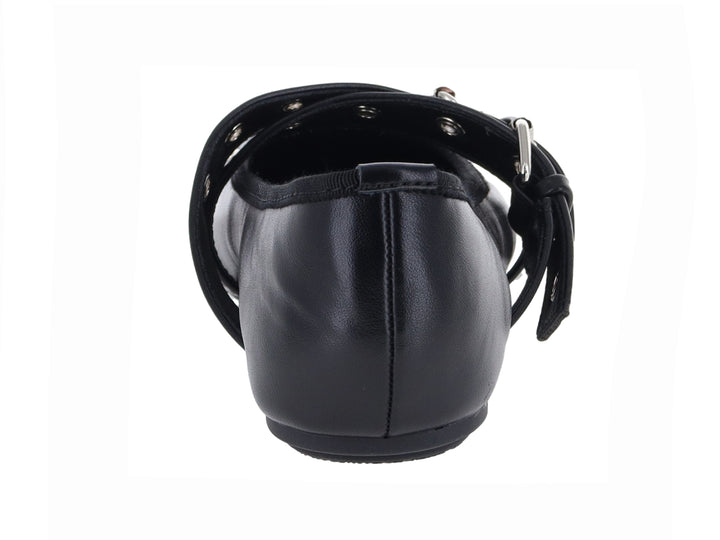 Zapato plano negro con doble hebilla plateada y moño decorativo en la punta.