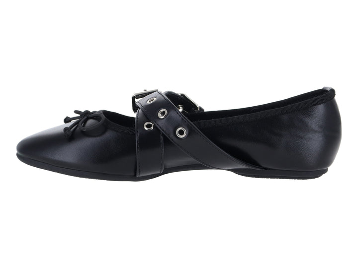 Zapato plano negro con doble hebilla plateada y moño decorativo en la punta.