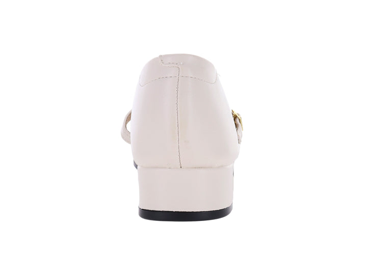 Zapato blanco de tacón bajo con punta negra brillante y correa con hebilla dorada.