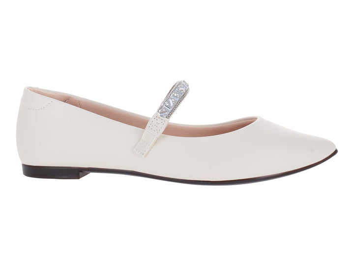 Zapato plano color blanco off con punta fina y correa decorada con pedrería plateada.