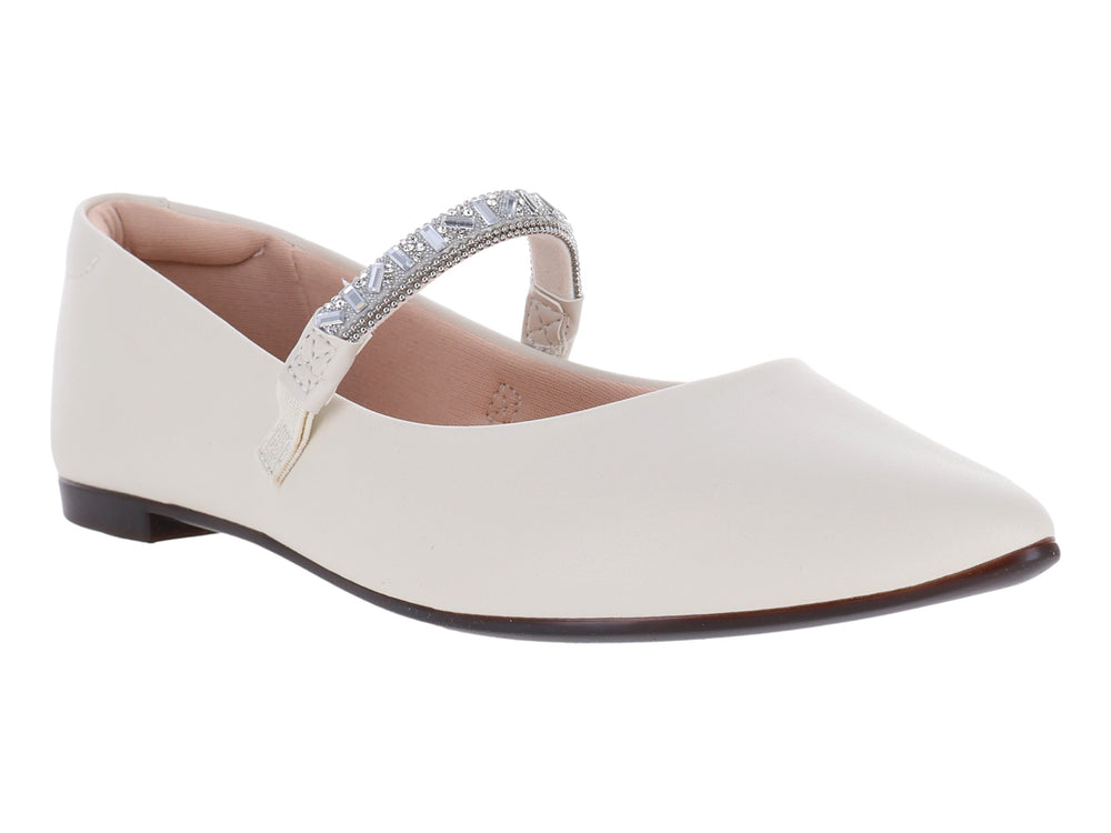 Zapato plano color blanco off con punta fina y correa decorada con pedrería plateada.