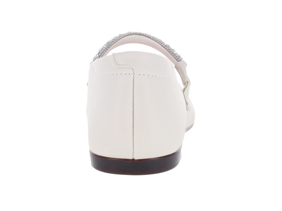 Zapato plano color blanco off con punta fina y correa decorada con pedrería plateada.