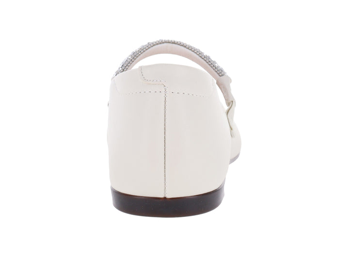 Zapato plano color blanco off con punta fina y correa decorada con pedrería plateada.