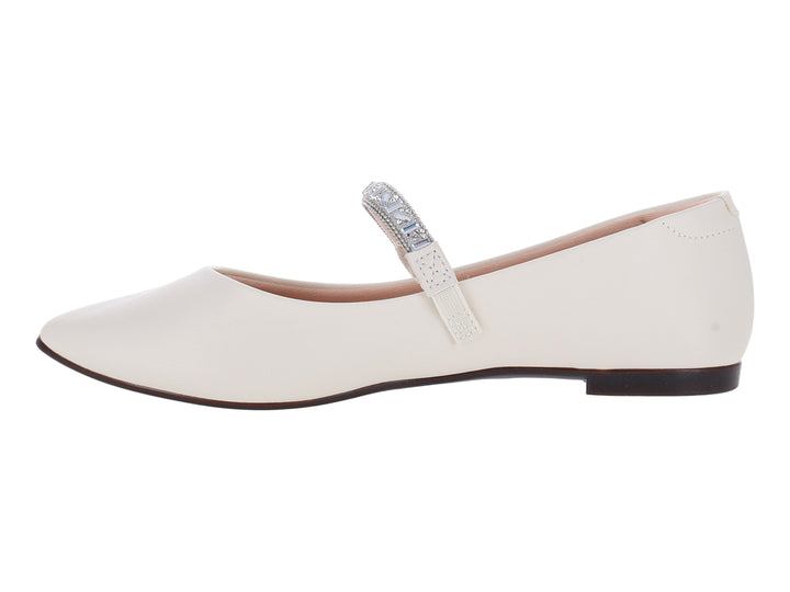 Zapato plano color blanco off con punta fina y correa decorada con pedrería plateada.
