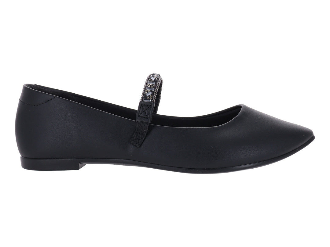 Zapato plano negro para mujer con correa decorada con brillantes plateados.