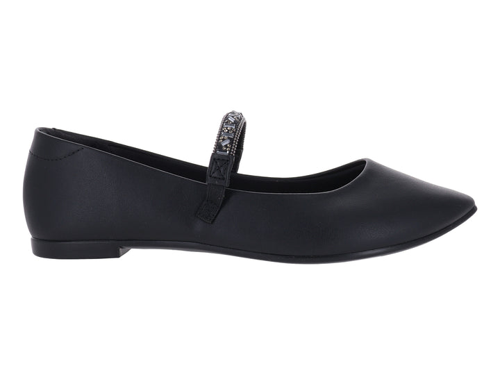 Zapato plano negro para mujer con correa decorada con brillantes plateados.