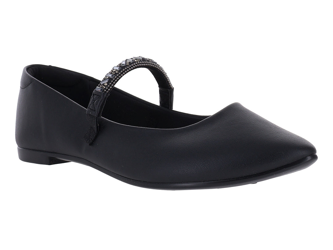 Zapato plano negro para mujer con correa decorada con brillantes plateados.