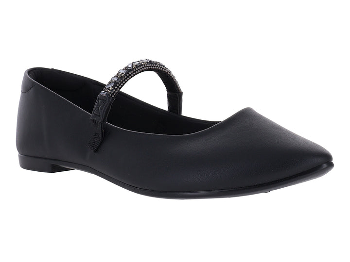 Zapato plano negro para mujer con correa decorada con brillantes plateados.