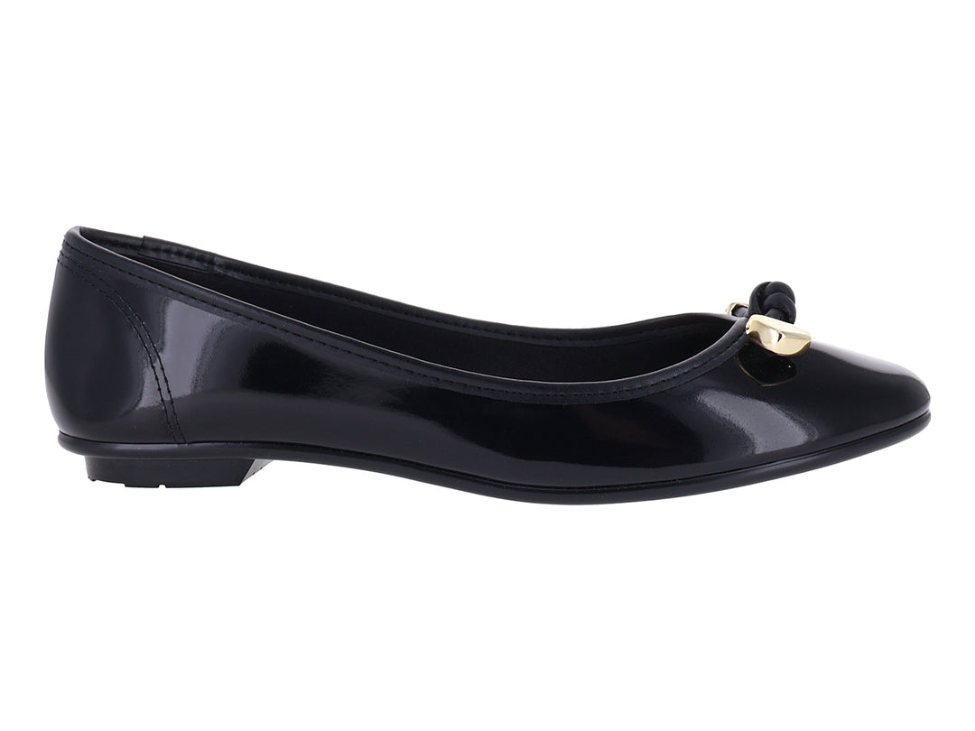 Zapato plano tipo ballerina color negro brillante con detalle decorativo dorado en la punta.
