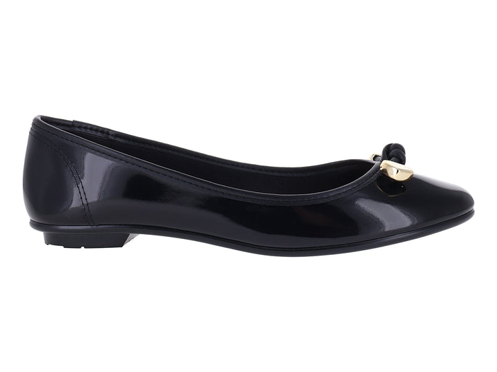 Zapato plano tipo ballerina color negro brillante con detalle decorativo dorado en la punta.