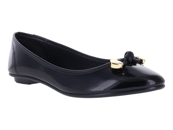 Zapato plano tipo ballerina color negro brillante con detalle decorativo dorado en la punta.