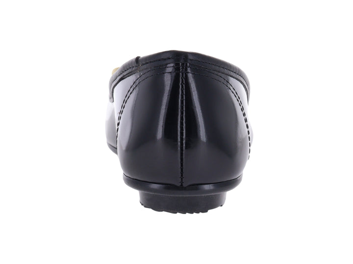 Zapato plano tipo ballerina color negro brillante con detalle decorativo dorado en la punta.