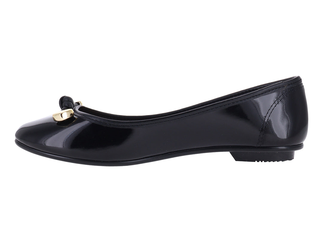 Zapato plano tipo ballerina color negro brillante con detalle decorativo dorado en la punta.