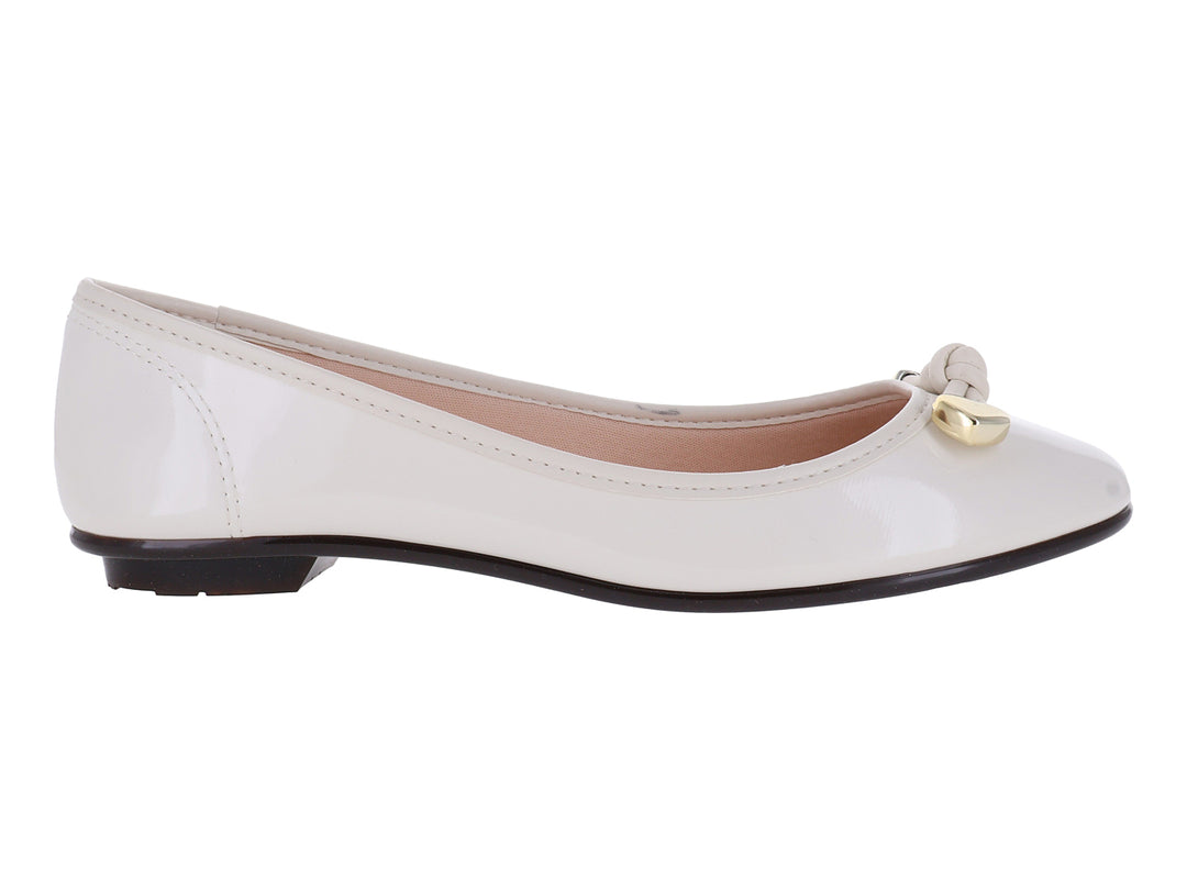 Zapato plano tipo baleta color blanco off con acabado brillante y un detalle dorado en la punta.