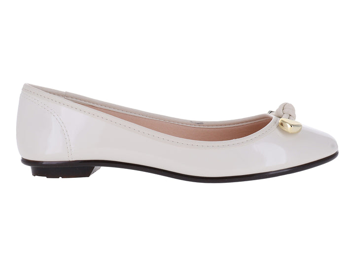 Zapato plano tipo baleta color blanco off con acabado brillante y un detalle dorado en la punta.