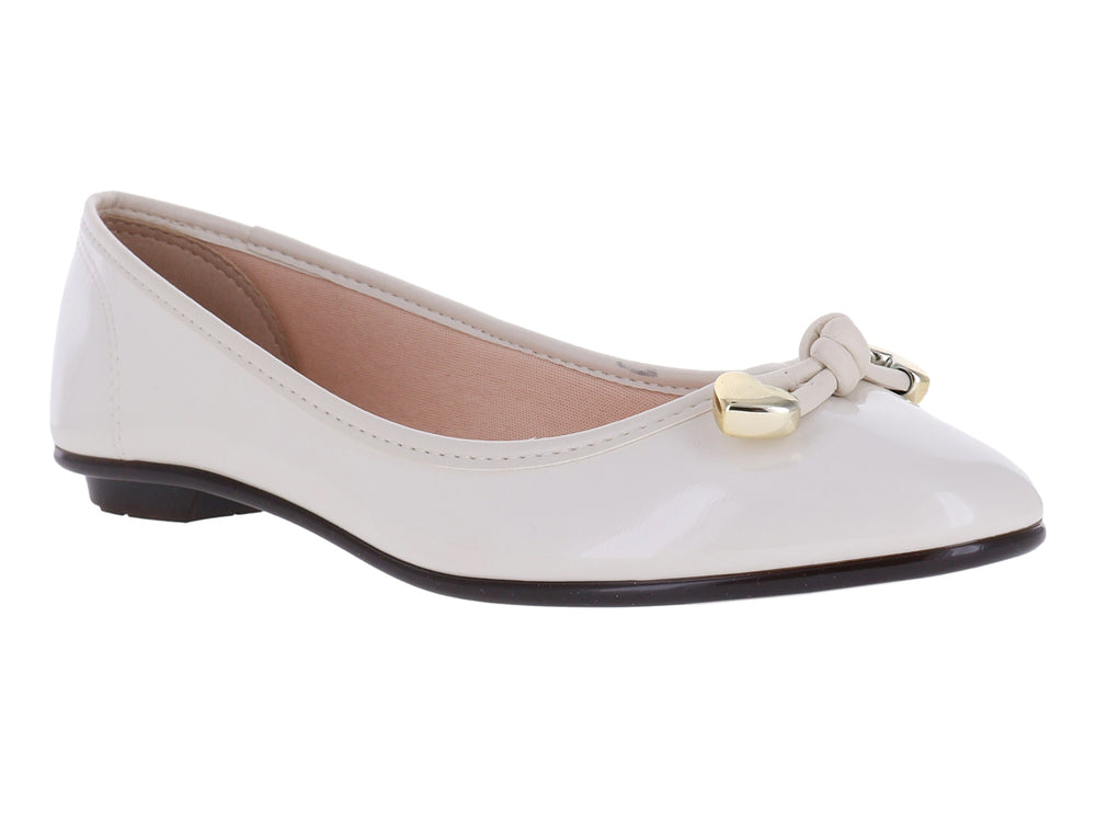 Zapato plano tipo baleta color blanco off con acabado brillante y un detalle dorado en la punta.