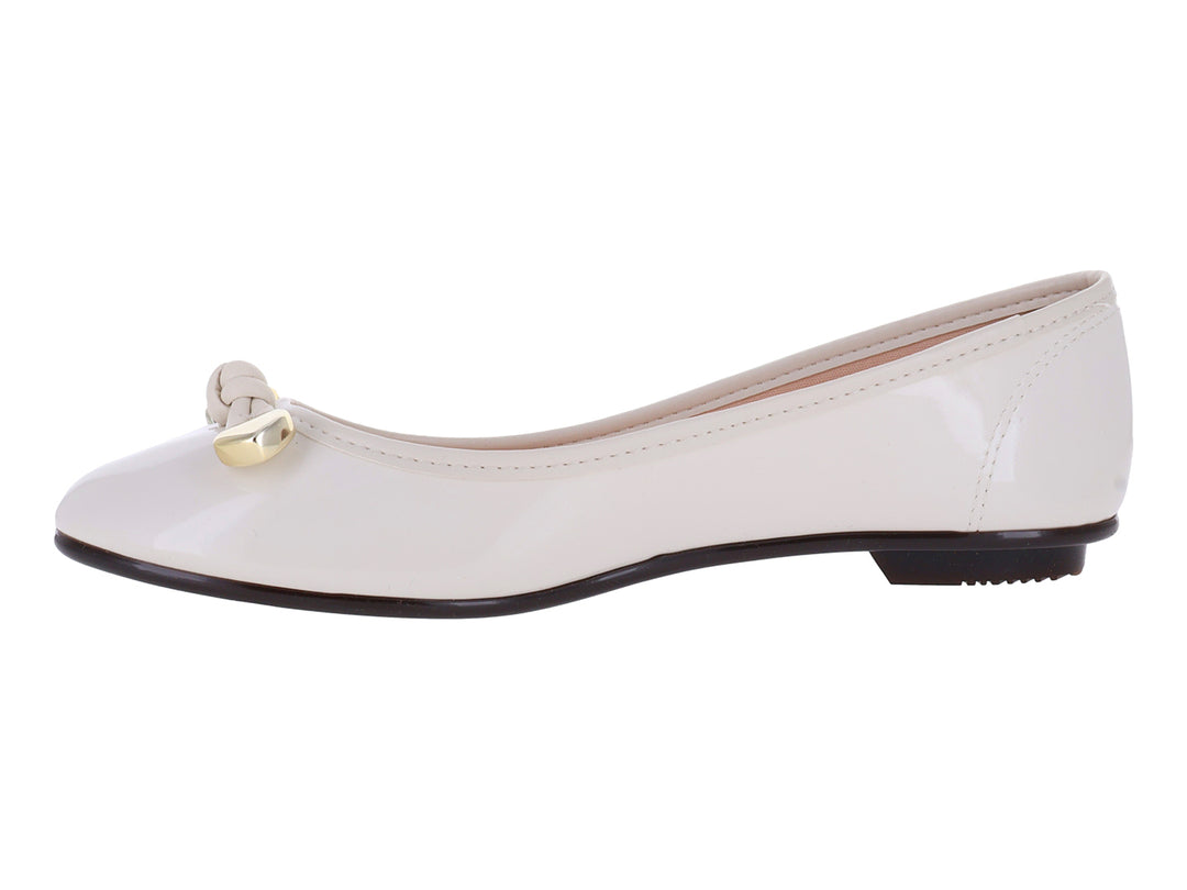 Zapato plano tipo baleta color blanco off con acabado brillante y un detalle dorado en la punta.