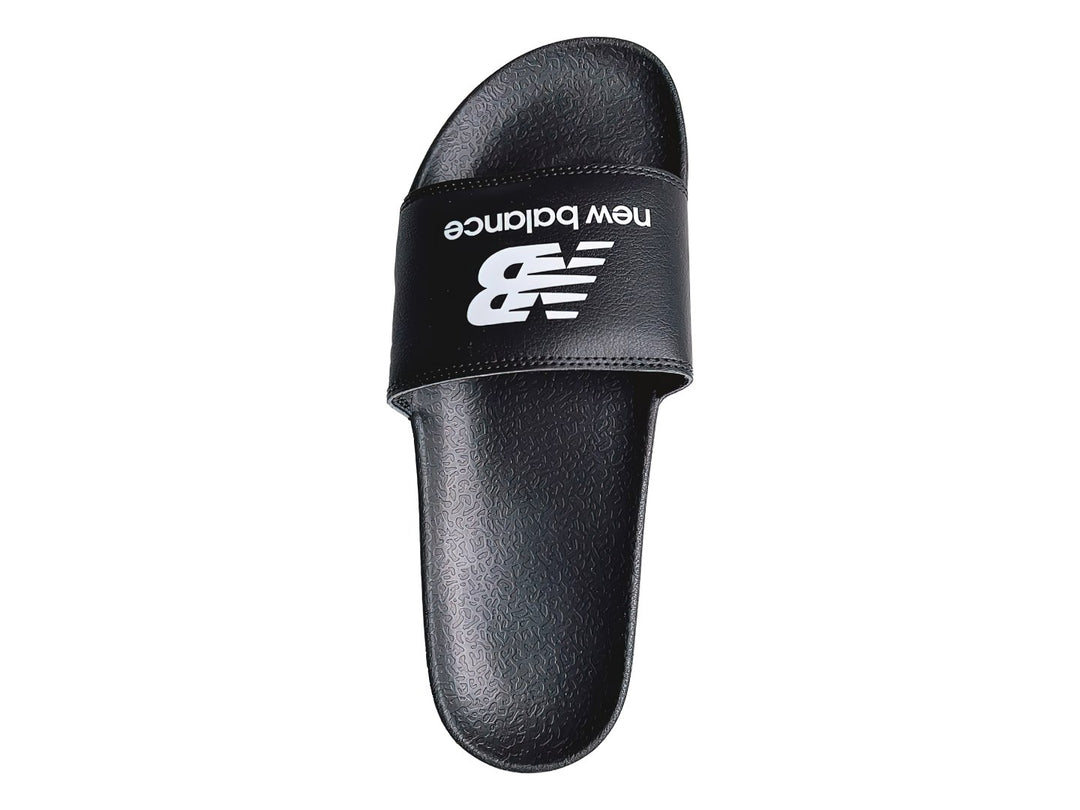 Sandalia deslizante New Balance de color negro con suela plana y correa ancha.