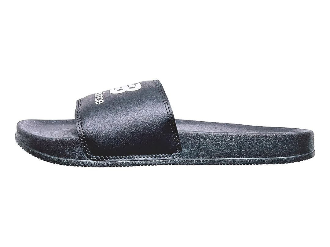 Sandalia deslizante New Balance de color negro con suela plana y correa ancha.