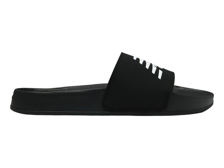 Sandalia New Balance modelo SUF 200 A3 en color negro con detalles blancos en la banda superior.