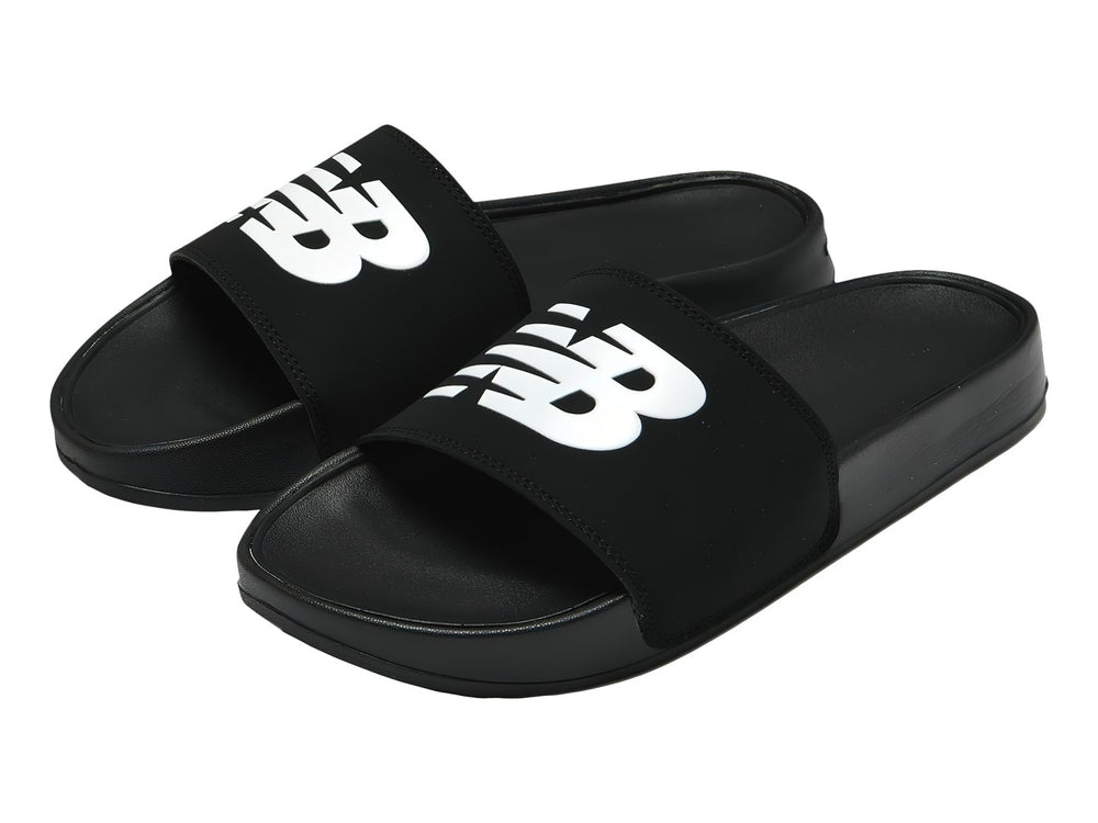 Sandalia New Balance modelo SUF 200 A3 en color negro con detalles blancos en la banda superior.