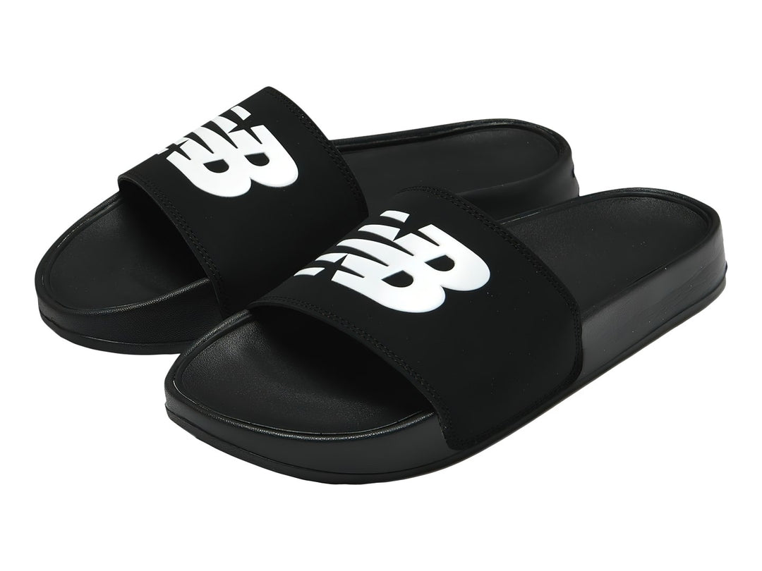 Sandalia New Balance modelo SUF 200 A3 en color negro con detalles blancos en la banda superior.
