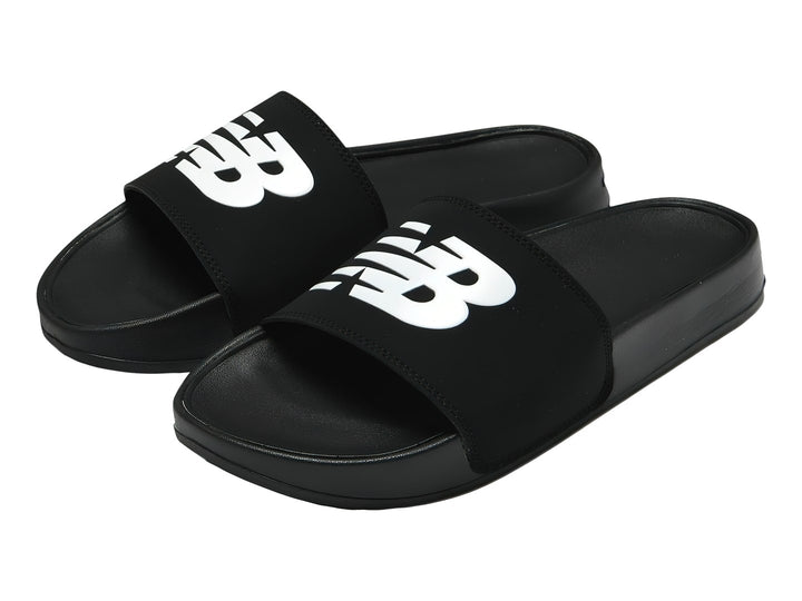 Sandalia New Balance modelo SUF 200 A3 en color negro con detalles blancos en la banda superior.