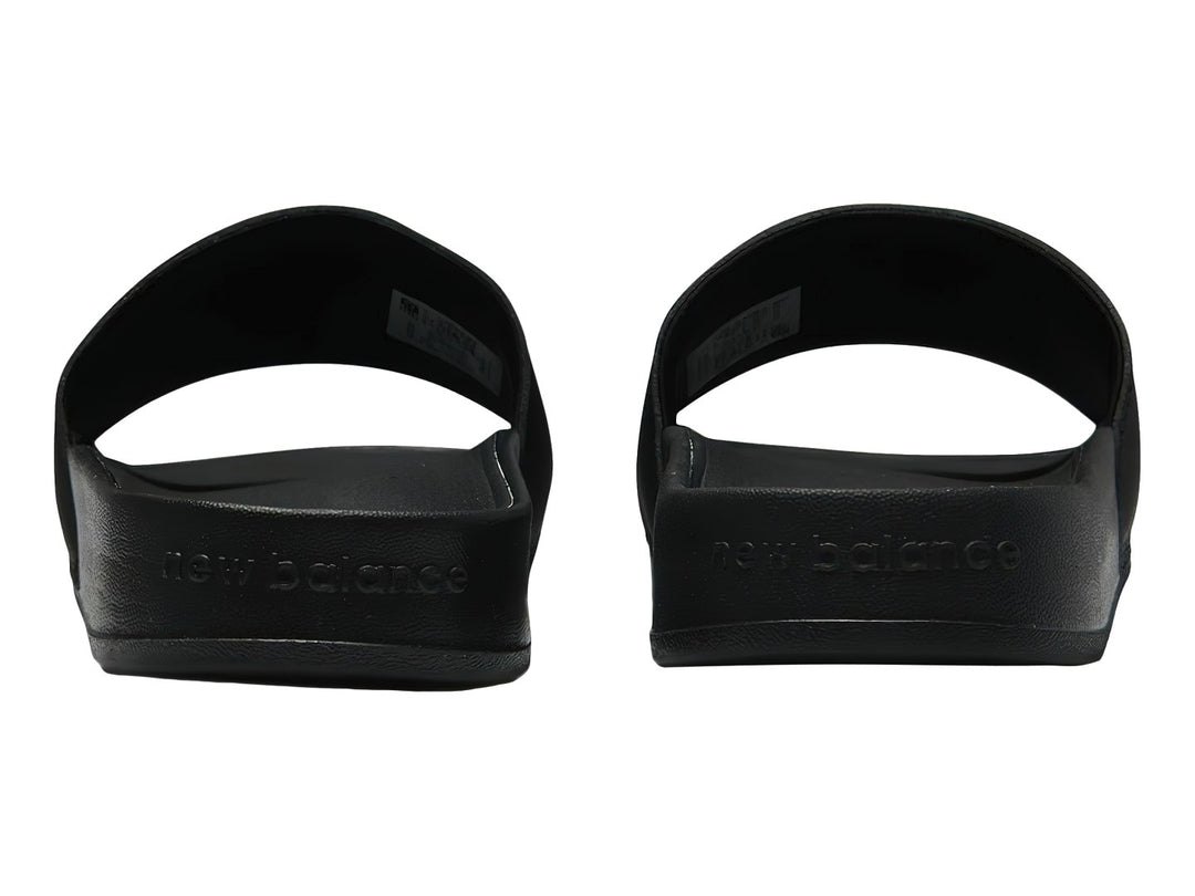 Sandalia New Balance modelo SUF 200 A3 en color negro con detalles blancos en la banda superior.
