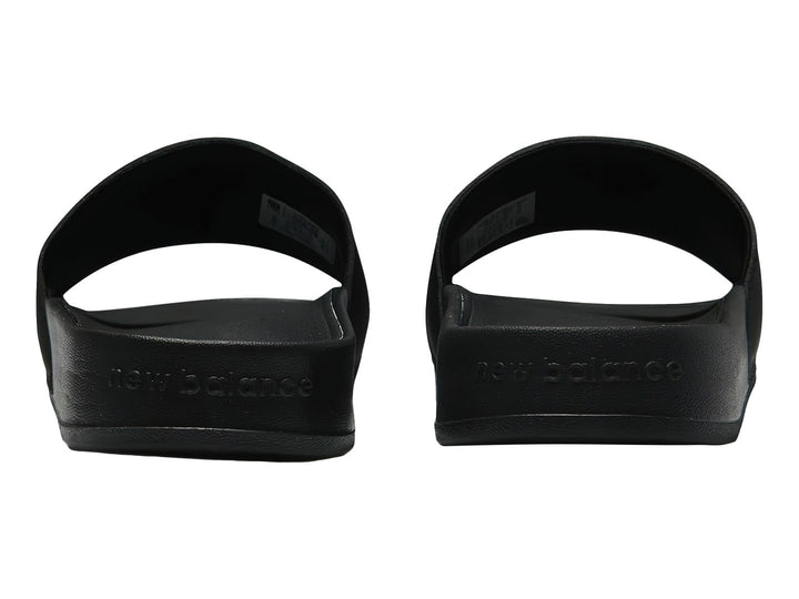 Sandalia New Balance modelo SUF 200 A3 en color negro con detalles blancos en la banda superior.