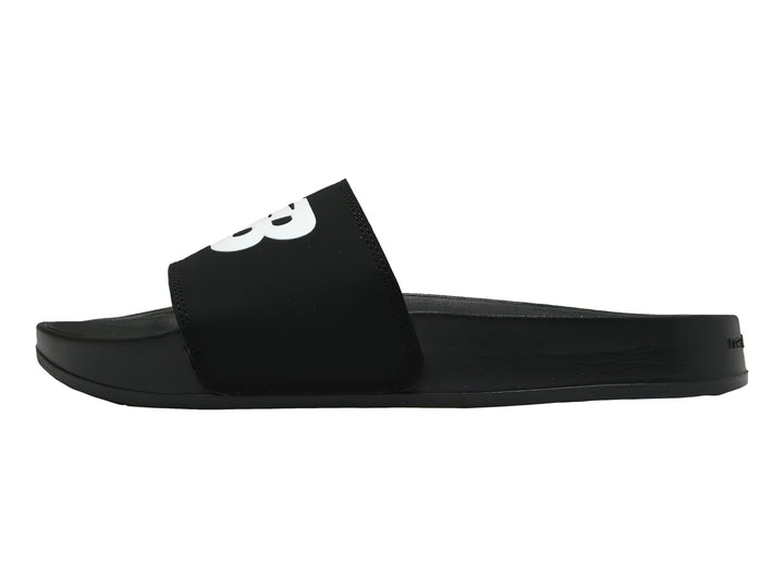 Sandalia New Balance modelo SUF 200 A3 en color negro con detalles blancos en la banda superior.