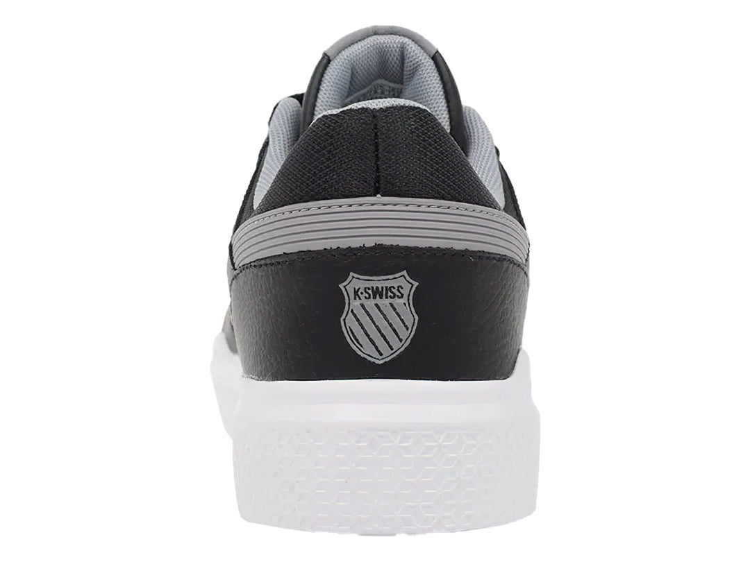 Tenis K-SWISS color negro con detalles en gris y suela blanca.