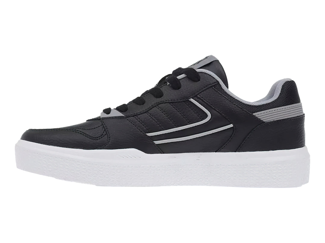 Tenis K-SWISS color negro con detalles en gris y suela blanca.