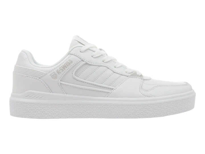 Tenis K-Swiss blancos de corte bajo con suela plana y detalles en gris.