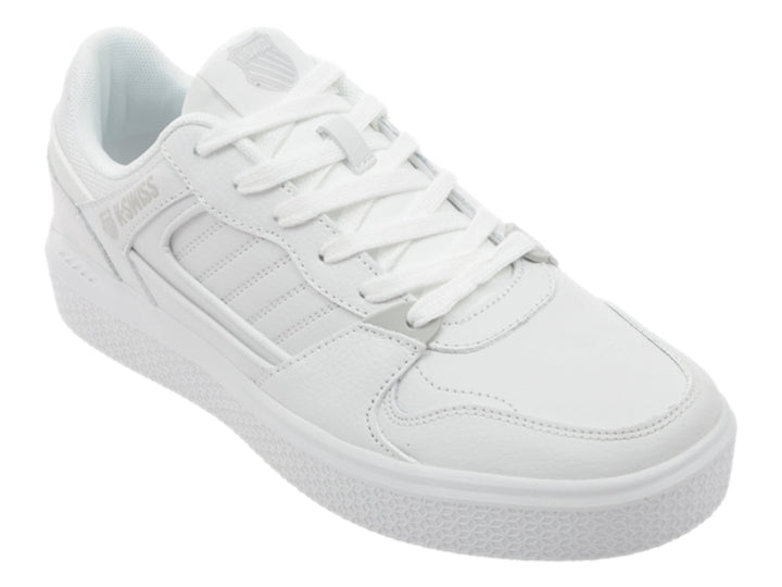 Tenis K-Swiss blancos de corte bajo con suela plana y detalles en gris.