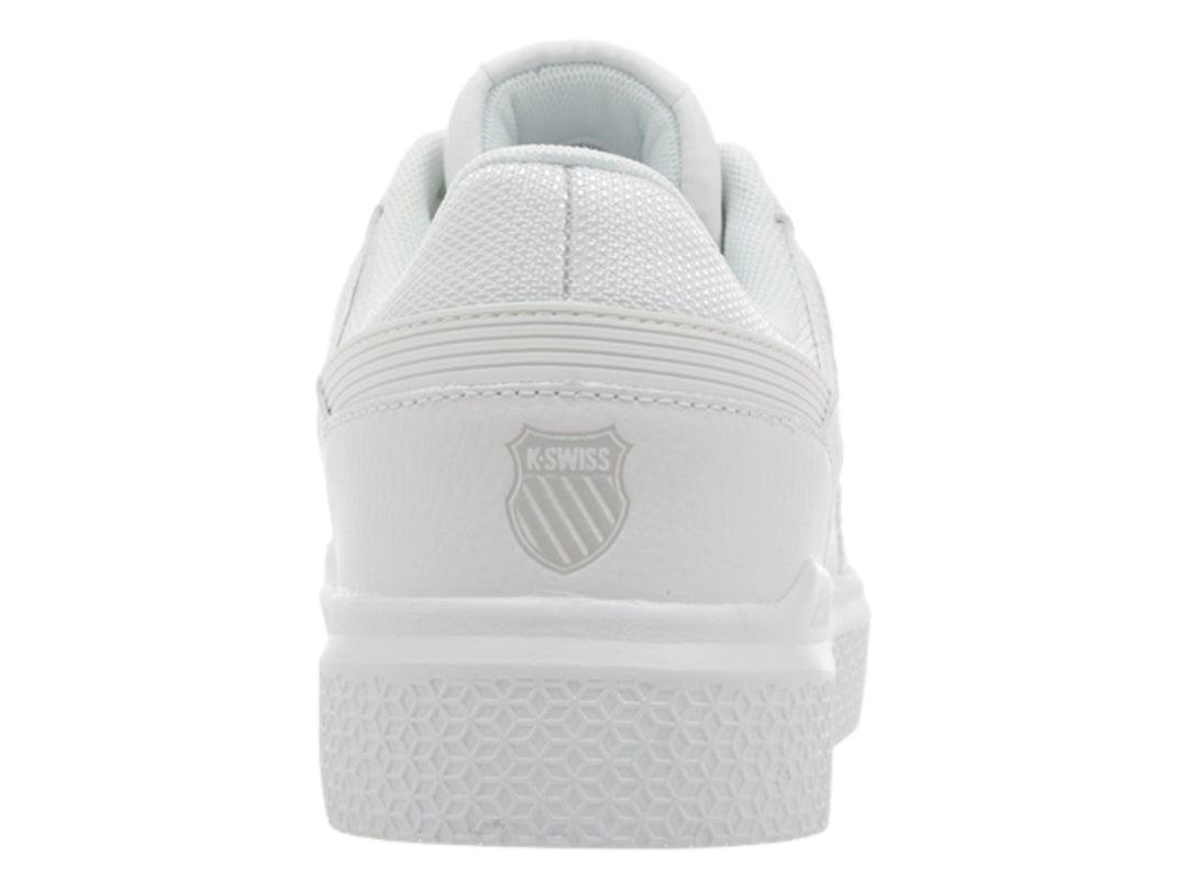 Tenis K-Swiss blancos de corte bajo con suela plana y detalles en gris.